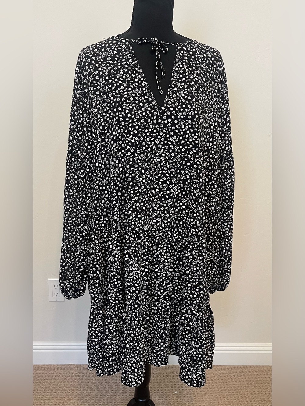 H&M Divided Women’s XL Black White Ditsy Floral Tiered Dress Tie Neck